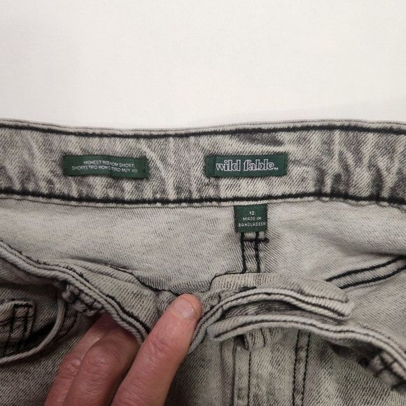 ⭐️Wild Fable Acid Wash Mom Jean Shorts – High Rise | Size 12 - Picture 5 of 8